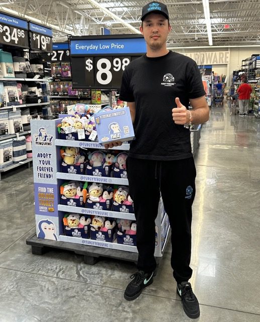Một trong những bước đột phá của Pudgy Penguins là việc ký kết thỏa thuận với đại gia bán lẻ Walmart, đưa đồ chơi vật lý của Pudgy Penguins lên kệ bán tại hơn 2,000 cửa hàng trên khắp Hoa Kỳ